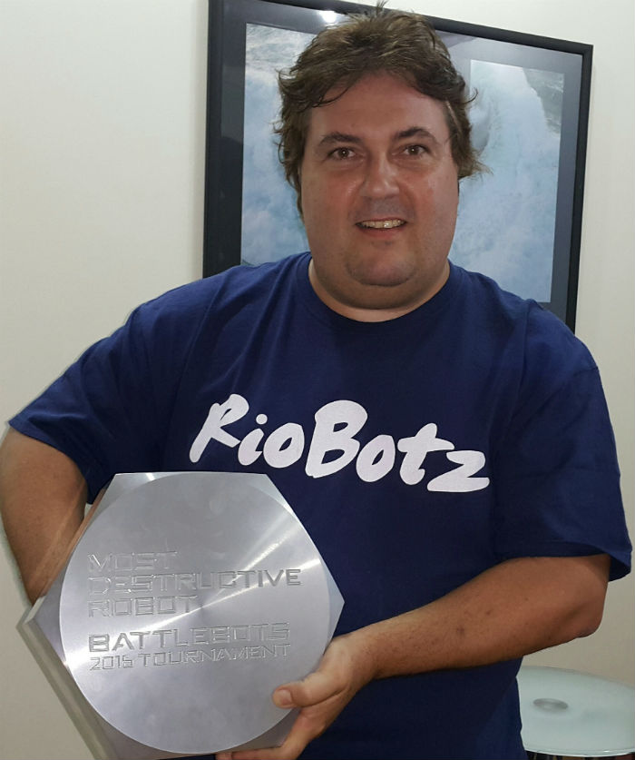 pr__mio_parafuso_1a.jpg O coordenador da RioBotz, Marco Antonio Meggiolaro, mostra o troféu de "Robô Mais Destruidor" conquistado pelo Minotaur