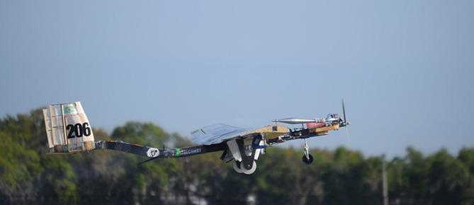 Avião da EAST 2018 voando.