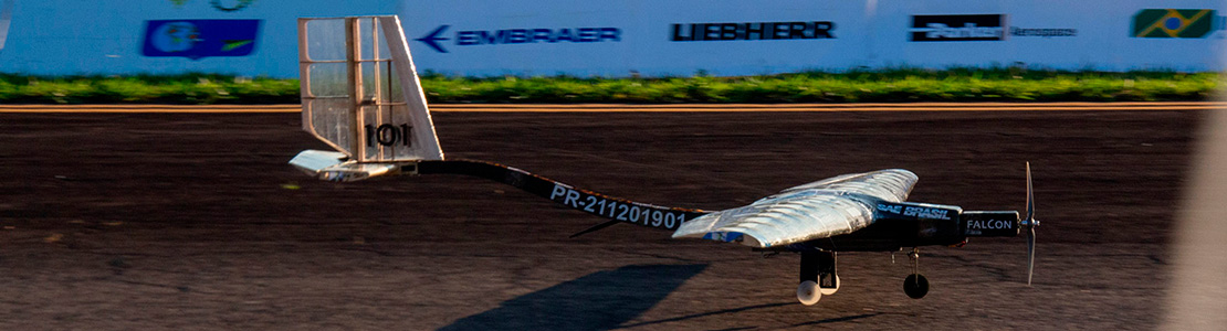 Avião pousando na pista da competição.