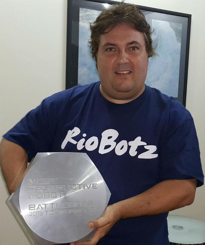 pr__mio_parafuso_1a.jpg O coordenador da RioBotz, Marco Antonio Meggiolaro, mostra o troféu de "Robô Mais Destruidor" conquistado pelo Minotaur